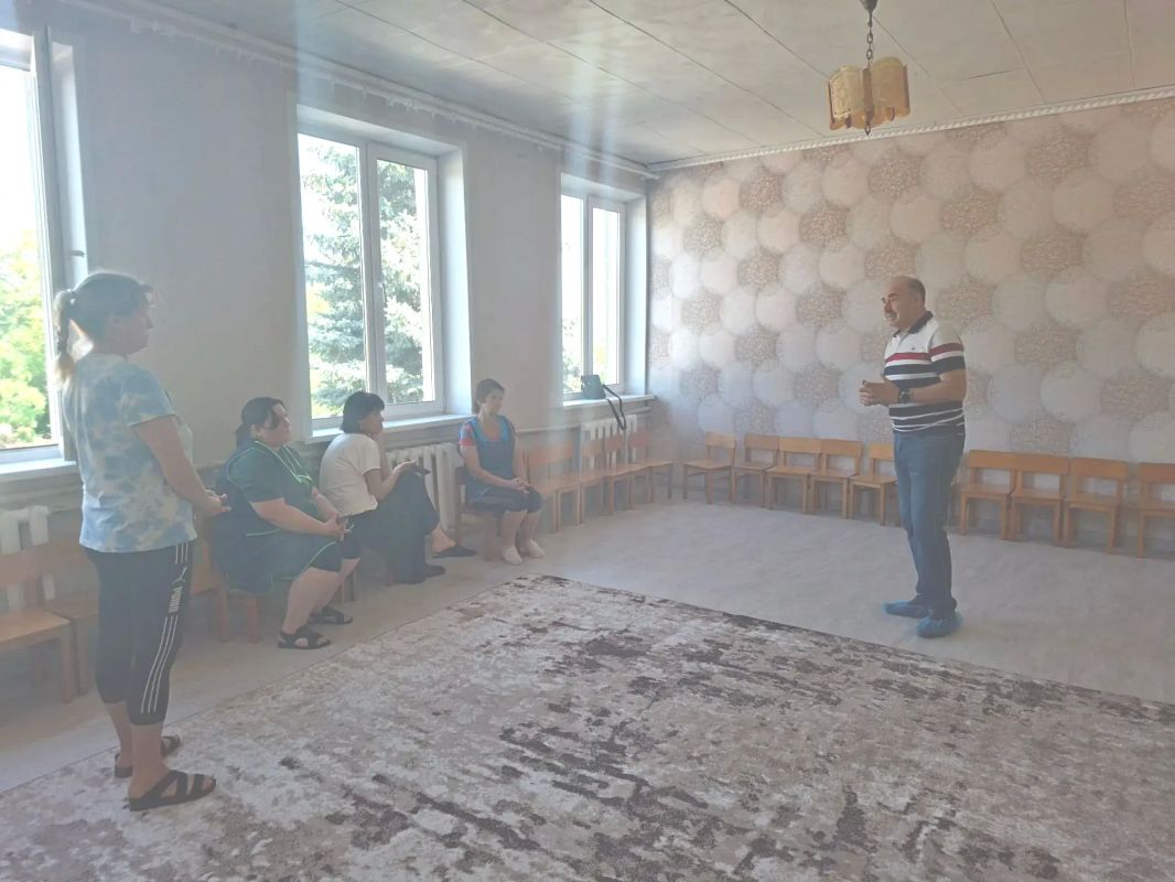 По поручению Главы Республики Дениса Пушилина, сегодня, 17 августа, депутат Макеевского городского совета Александр Подгорный провел встречу с жителями Кировского района на подведомственной территории Государственного...