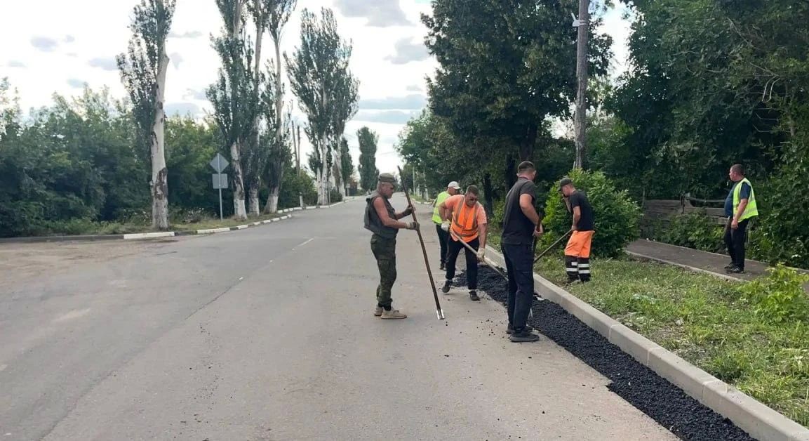 Рабочие Хабаровского края нанесли разметку и благоустроили бордюры на ул. Советской в Дебальцево Рабочие Хабаровского края нанесли разметку и благоустроили бордюры на ул. Советской в Дебальцево