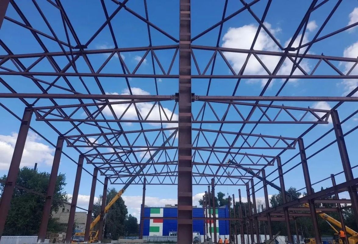 Диагностика и покраска каркаса физкультурно-оздоровительного комплекса прошла в Дебальцево силами хабаровчан Диагностика и покраска каркаса физкультурно-оздоровительного комплекса прошла в Дебальцево силами хабаровчан