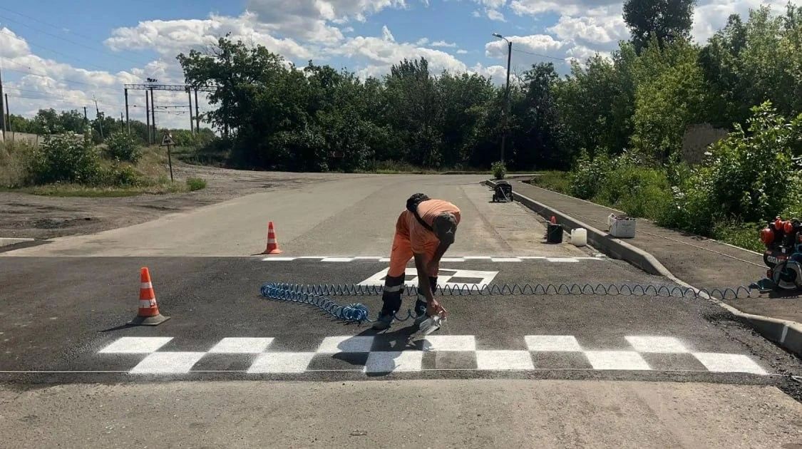 Рабочие Хабаровского края нанесли разметку и благоустроили бордюры на ул. Советской в Дебальцево Рабочие Хабаровского края нанесли разметку и благоустроили бордюры на ул. Советской в Дебальцево