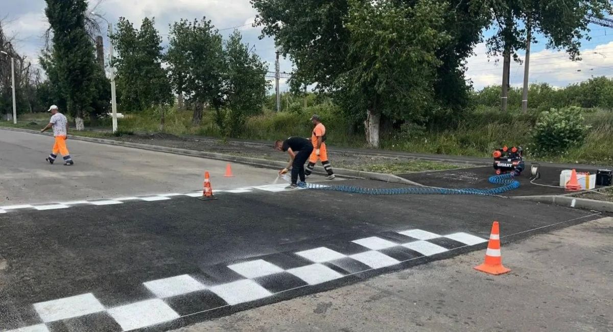 Рабочие Хабаровского края нанесли разметку и благоустроили бордюры на ул. Советской в Дебальцево Рабочие Хабаровского края нанесли разметку и благоустроили бордюры на ул. Советской в Дебальцево