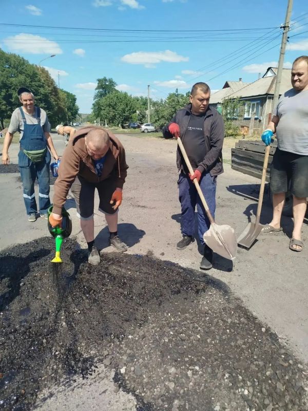 Активисты ТОС «Горное» своими силами выполнили ямочный ремонт дорог в поселке