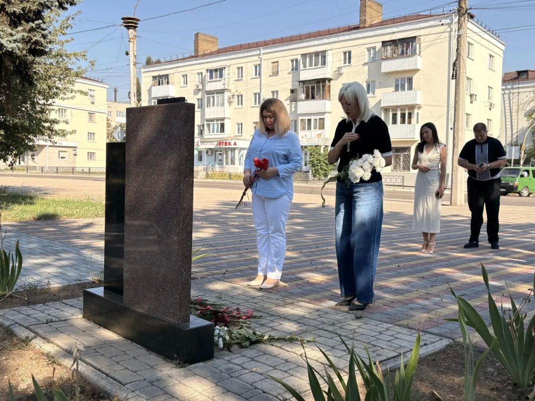 Николай Руппель: С коллегами и почетным гражданином Ясиноватой, одним из ее героических освободителей Алексеем Есипенко, возложили цветы к памятному знаку «Ясиноватая — город воинской славы» Николай Руппель: С коллегами и почетным гражданином Ясиноватой, одним из ее героических освободителей Алексеем Есипенко, возложили цветы к памятному знаку «Ясиноватая — город воинской славы»