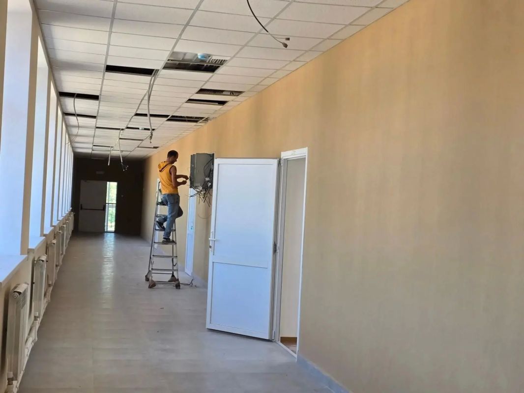 Якутия готовит Еленовскую школу № 2 к новому учебному году Якутия готовит Еленовскую школу № 2 к новому учебному году