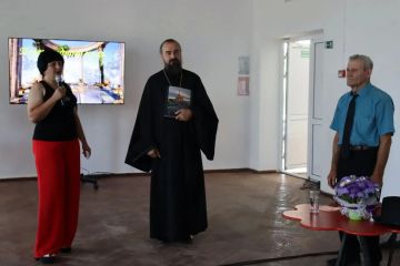 15 июля в Малоянисольском сельском Доме культуры- структурном подразделении МКУ «Володарский Дом культуры» состоялся вечер-портрет "Певец родного края", посвященный 80-летию поэта-земляка В. В. Папазова
