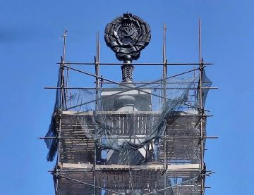 На одной из колонн моста на проспекте Ильича установили восстановленный герб Украинской ССР
