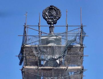 На первую колонну на мосту по Ильича в Донецке вернули восстановленный герб УССР