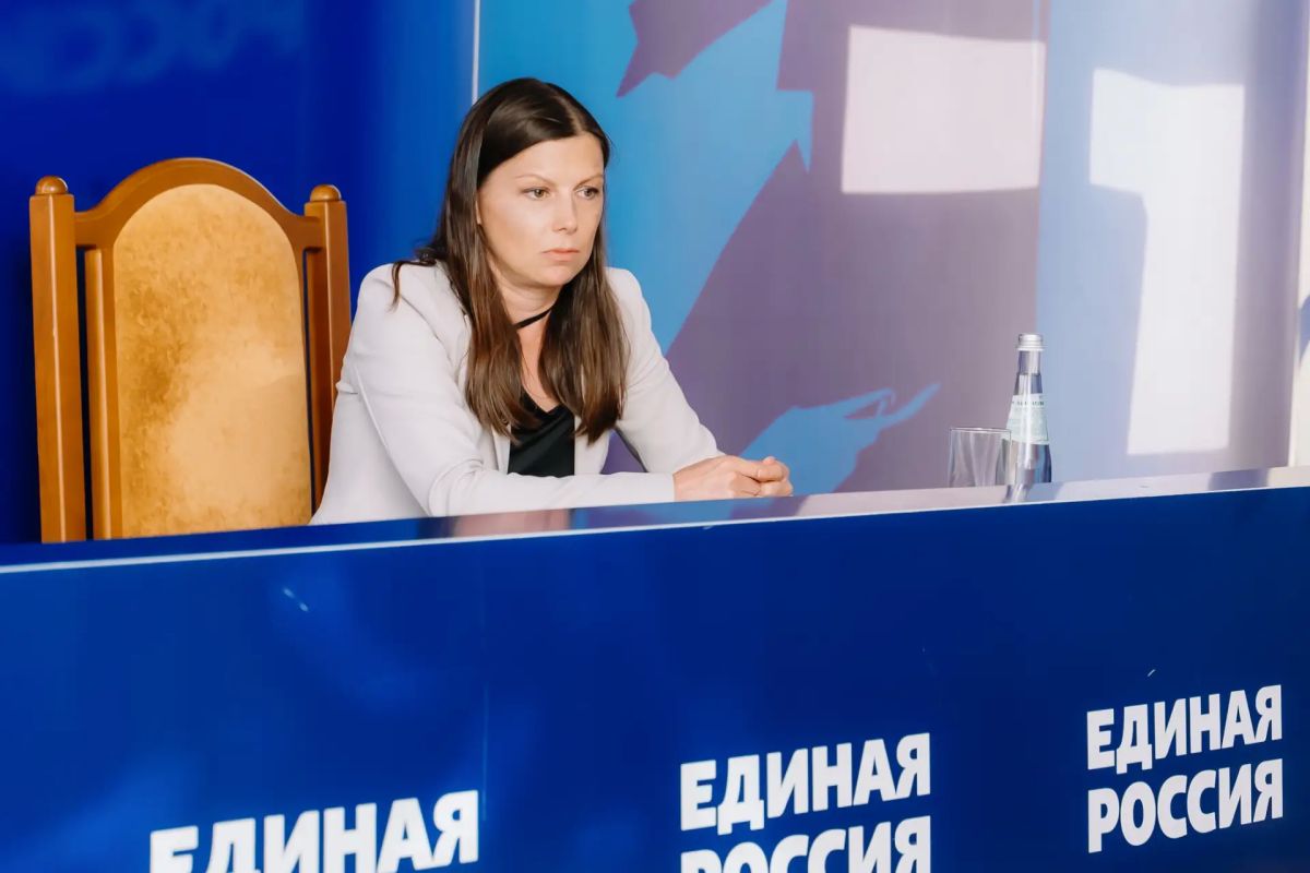 Военный корреспондент «Первого канала» Ирина Куксенкова встретилась с сотрудниками Регионального общественного движения «Донецкая Республика» и активистами Единой России Военный корреспондент «Первого канала» Ирина Куксенкова встретилась с сотрудниками Регионального общественного движения «Донецкая Республика» и активистами Единой России