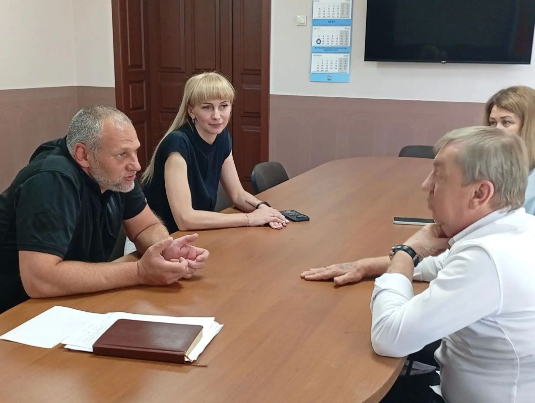 Николай Руппель: Встретился с почетным гражданином Ясиноватой, военнослужащим Росгвардии, одним из героев-освободителей нашего города Алексеем Есипенком Николай Руппель: Встретился с почетным гражданином Ясиноватой, военнослужащим Росгвардии, одним из героев-освободителей нашего города Алексеем Есипенком