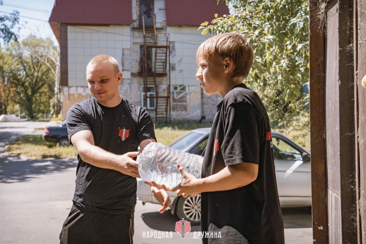 Забота о главном. Накануне Международного дня волонтёра Народная Дружина доставила 500 литров питьевой воды и две ёмкости вместимостью 2000 литров для хранения технической воды в Центральную городскую больницу города... Забота о главном. Накануне Международного дня волонтёра Народная Дружина доставила 500 литров питьевой воды и две ёмкости вместимостью 2000 литров для хранения технической воды в Центральную городскую больницу города...