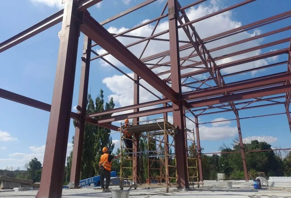 Диагностика и покраска каркаса физкультурно-оздоровительного комплекса прошла в Дебальцево силами хабаровчан Диагностика и покраска каркаса физкультурно-оздоровительного комплекса прошла в Дебальцево силами хабаровчан