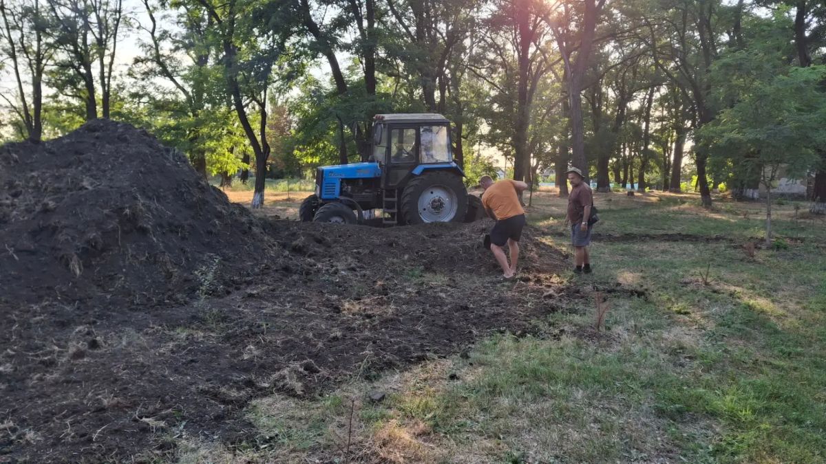 В Белой Каменке идёт благоустройство детской площадки В Белой Каменке идёт благоустройство детской площадки
