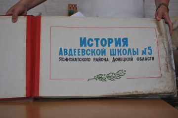 Таисия Чернявская: Бойцы дивизии «Черные ножи» передали Уполномоченному по правам ребенка в ДНР уникальную реликвию — альбом об истории школы в Авдеевке