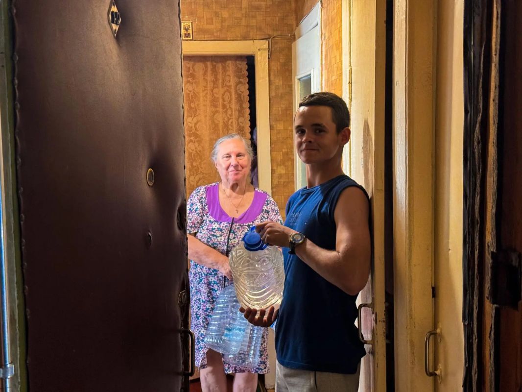Активисты Движения Первых доставили питьевую воду пожилым маломобильным жителям Горловки Активисты Движения Первых доставили питьевую воду пожилым маломобильным жителям Горловки