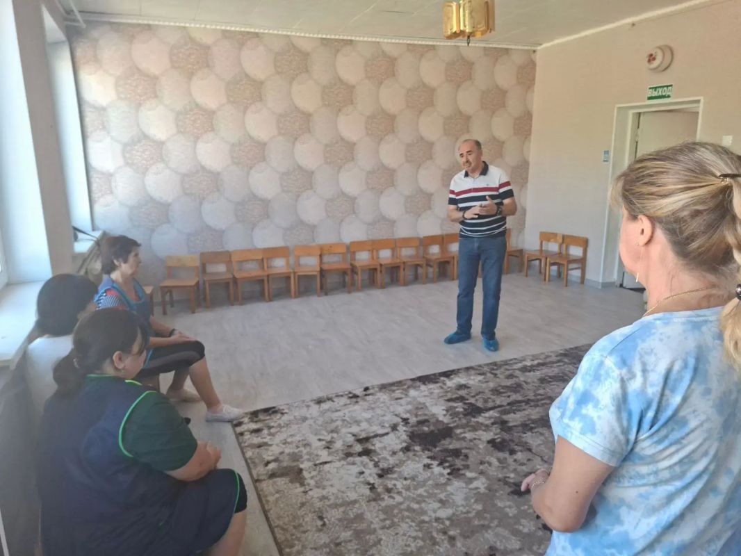 По поручению Главы Республики Дениса Пушилина, сегодня, 17 августа, депутат Макеевского городского совета Александр Подгорный провел встречу с жителями Кировского района на подведомственной территории Государственного... По поручению Главы Республики Дениса Пушилина, сегодня, 17 августа, депутат Макеевского городского совета Александр Подгорный провел встречу с жителями Кировского района на подведомственной территории Государственного...