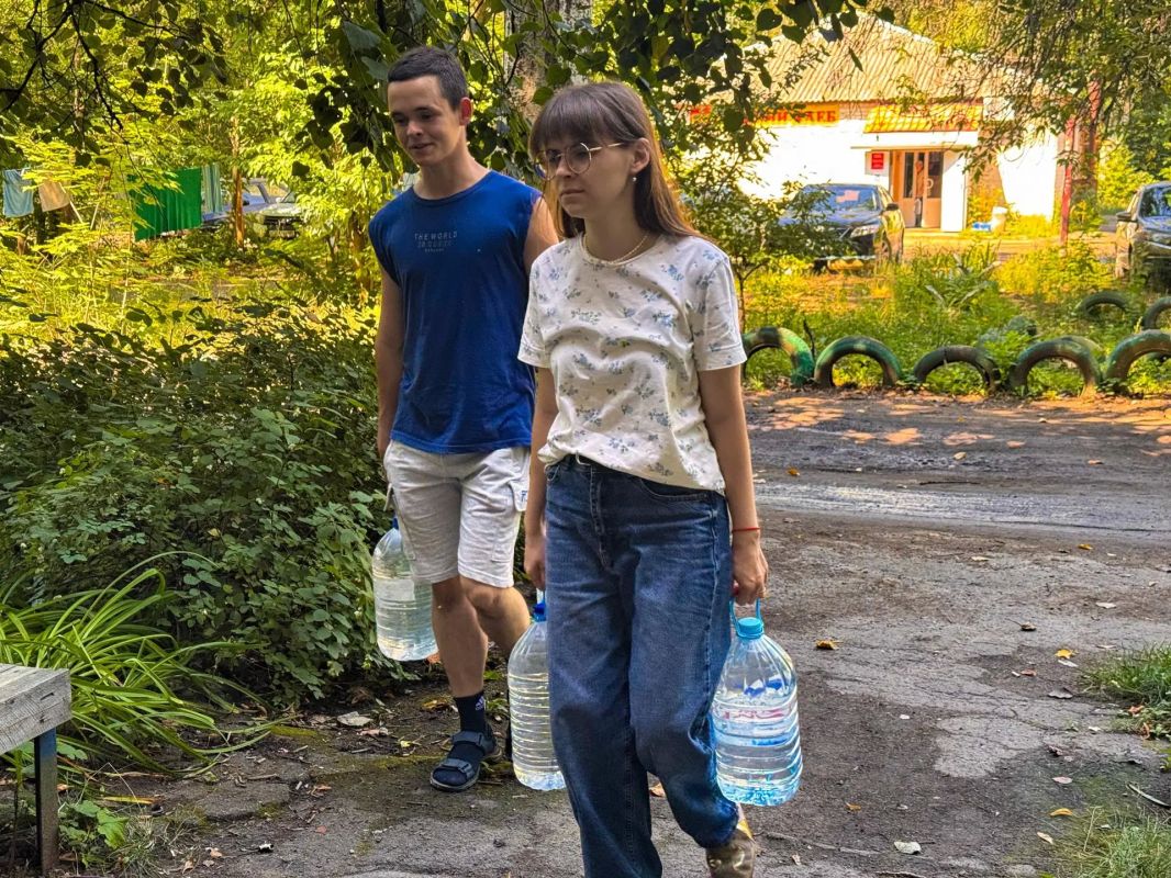 Активисты Движения Первых доставили питьевую воду пожилым маломобильным жителям Горловки Активисты Движения Первых доставили питьевую воду пожилым маломобильным жителям Горловки