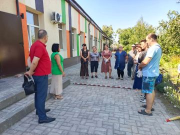 Заместитель главы администрации Волновахского муниципального округа Елена Снисаренко совместно с председателем муниципального совета Таймуразом Арсоевым провели встречу с трудовым коллективом МБУК «ВО ЦТИ «ЮНОСТЬ»