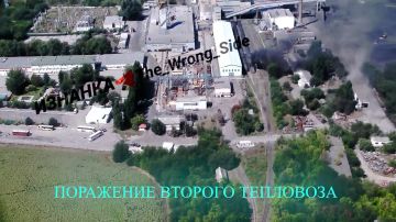 На кадрах ОК наблюдаем поражение двух тепловозов с грузовыми вагонами с помощью БпЛА "Герань" в районе н.п. Шахтерское Днепропетровской области