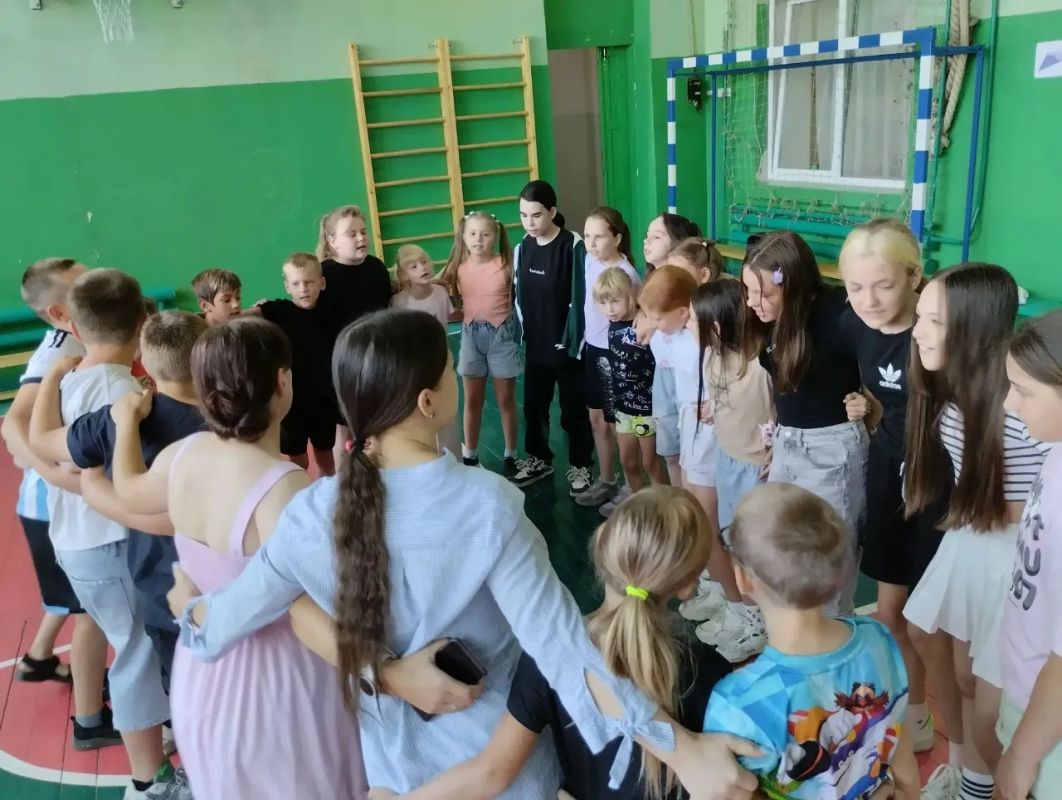Пришкольный лагерь – это место, где дети отдыхают, развиваются и получают новые знания в компании друзей и опытных наставников-воспитателей Пришкольный лагерь – это место, где дети отдыхают, развиваются и получают новые знания в компании друзей и опытных наставников-воспитателей
