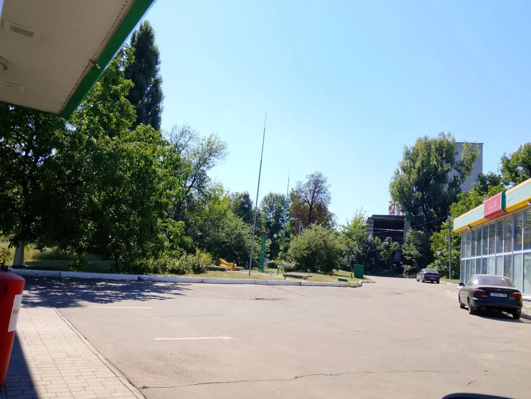 С целью приведения территории в надлежащее санитарное состояние силами автозаправочной станции ГУП ДНР «РТК» по ул. Ленина проведены работы по покосу сорных и карантинных трав на закрепленной и прилегающей территориях