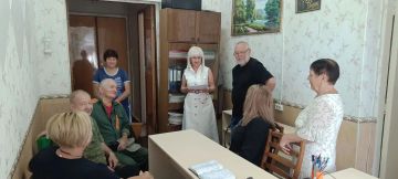 Управляющий делами администрации Амвросиевского муниципального округа Елена Фисенко обсудила с сотрудниками Амвросиевский детской школы искусств вопросы коммунального характера, среди которых: