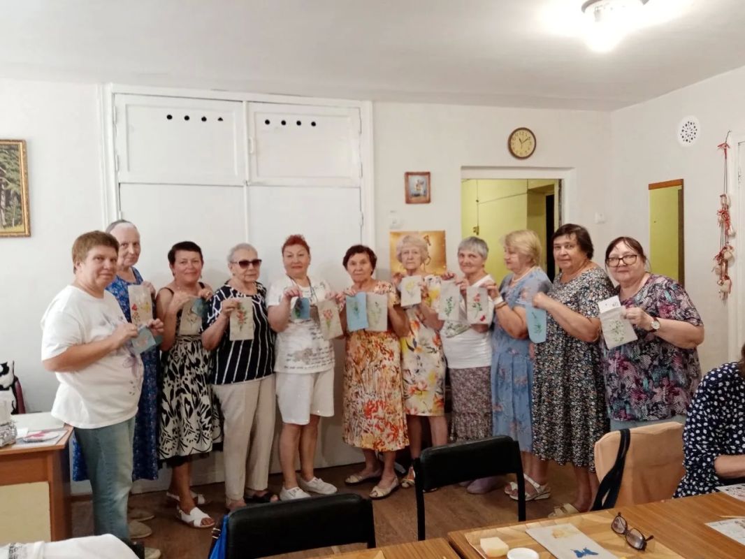 Творчество без границ: в Центре социального обслуживания прошел мастер-класс по росписи ткани Творчество без границ: в Центре социального обслуживания прошел мастер-класс по росписи ткани
