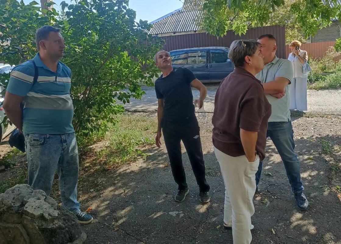Иван Адамец: Совместно с представителями Единого регионального фонда по работе с МКД провёл встречу с жителями у дома № 50 на улице Добронравова Иван Адамец: Совместно с представителями Единого регионального фонда по работе с МКД провёл встречу с жителями у дома № 50 на улице Добронравова