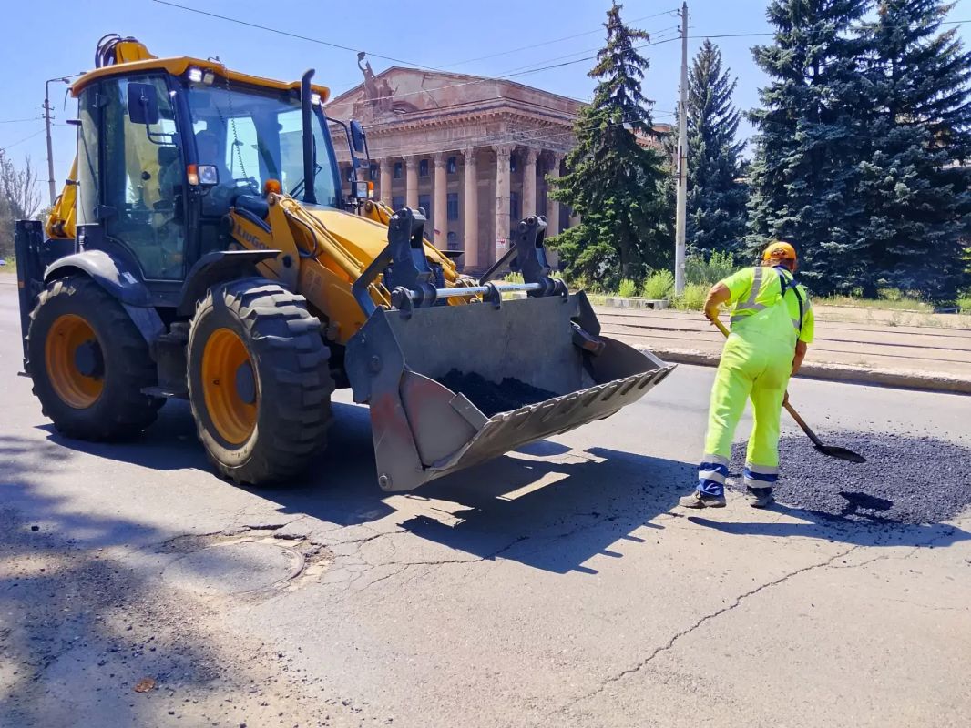Сегодня, 18 августа, в Кировском внутригородском районе города Макеевки, с целью комфортного и безопасного передвижения транспорта, в качестве временной меры проведены работы по засыпке асфальтовой срезкой разрушенных...