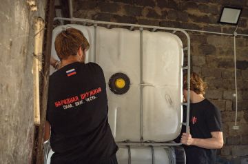 Волонтеры доставили 500 литров воды и емкости для хранения в больницу Харцызска