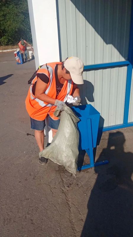 Коммунальщики Снежного продолжают благоустраивать территории общего пользования Коммунальщики Снежного продолжают благоустраивать территории общего пользования