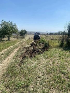 Трактор вышел на рубеж: в Ждановке провели опашку