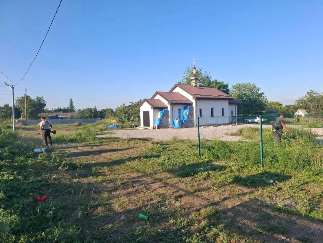 Чистота и порядок в Македоновке: субботник на детской и спортивной площадках Чистота и порядок в Македоновке: субботник на детской и спортивной площадках