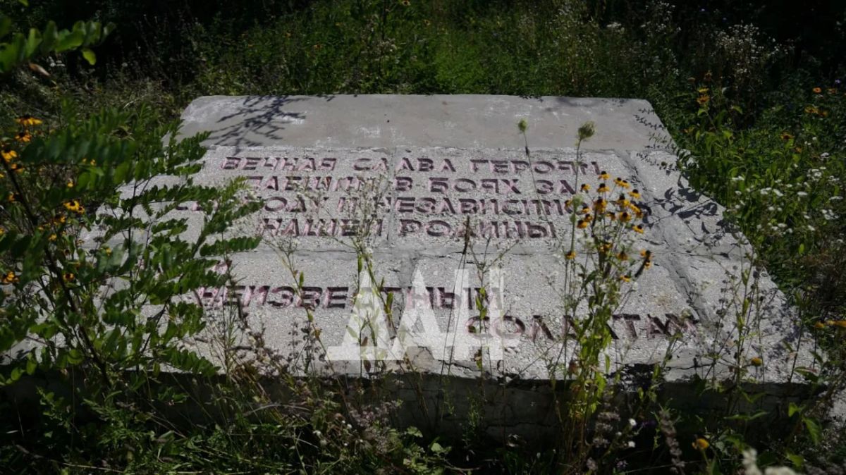 Братская могила семи неизвестных советских воинов в Макеевке Братская могила семи неизвестных советских воинов в Макеевке