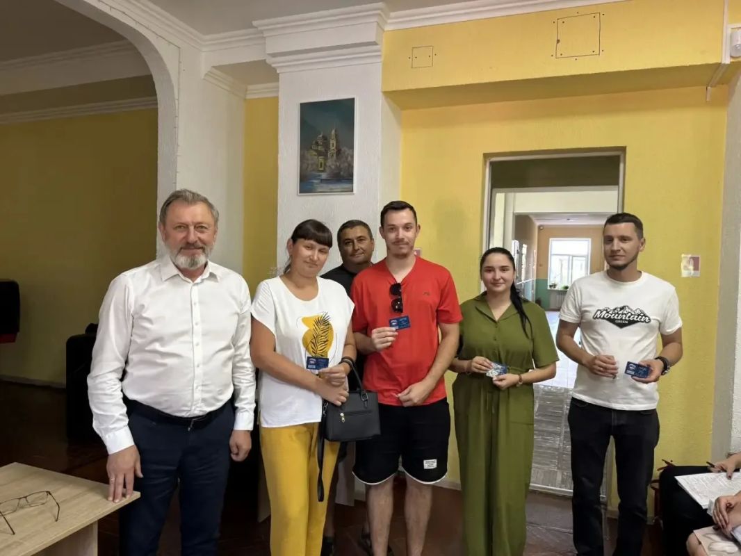 Состоялась торжественная церемония вручения партийных билетов членам Единой России