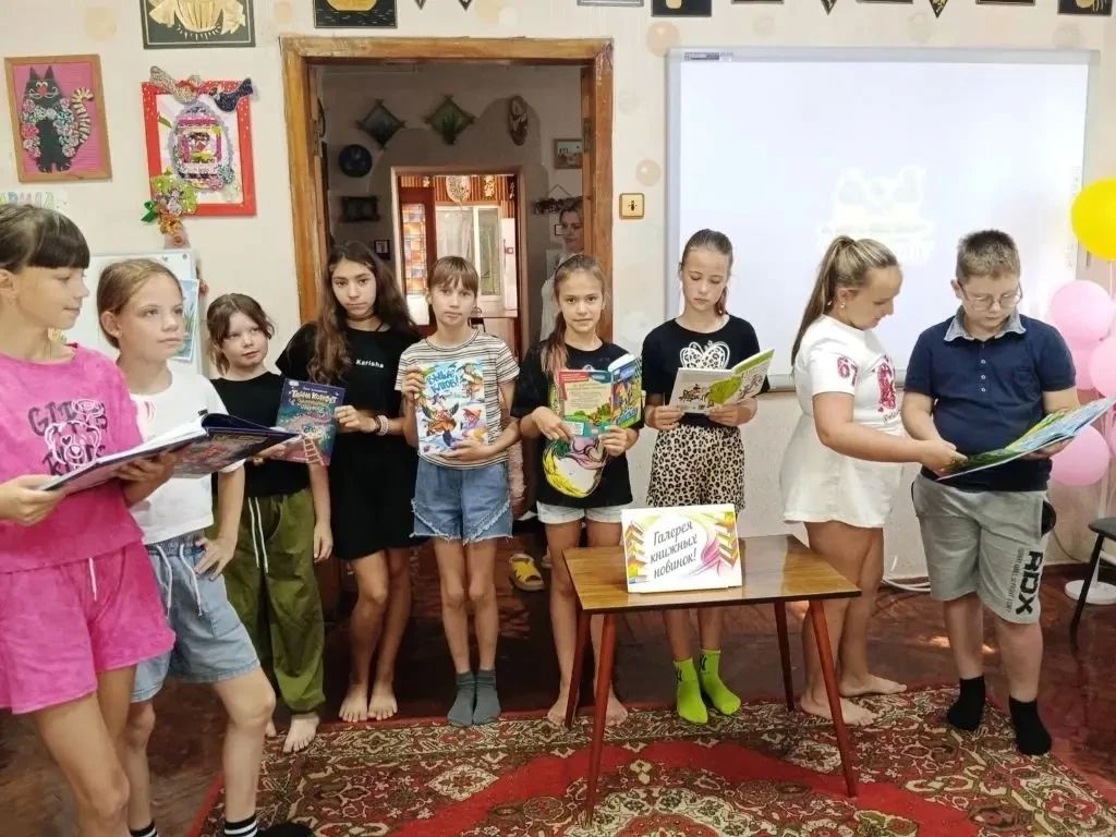 Сотрудники библиотеки – филиала №6 для ребят посещающих летнюю досуговую площадку МБУДО «Харцызская станция юных натуралистов» провели библиофреш «Современные книжки – современным детишкам!»