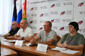 17 августа глава муниципального образования городского округа Дебальцево Сергей Викторович Желновач с руководителями управлений, отделов и секторов администрации городского округа Дебальцево провёл аппаратное совещание