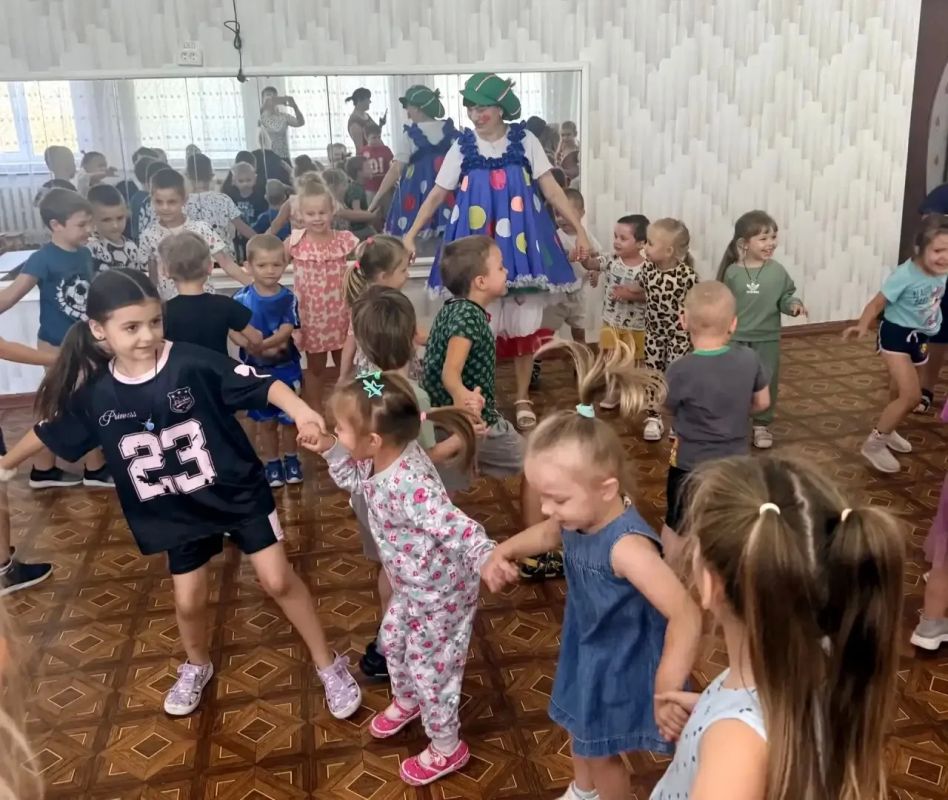 Сегодня, в ГБДОУ "Сад №20 "Ромашка" г.о. Харцызск, прошла яркая и весёлая игровая программа «Краски лета» Сегодня, в ГБДОУ "Сад №20 "Ромашка" г.о. Харцызск, прошла яркая и весёлая игровая программа «Краски лета»