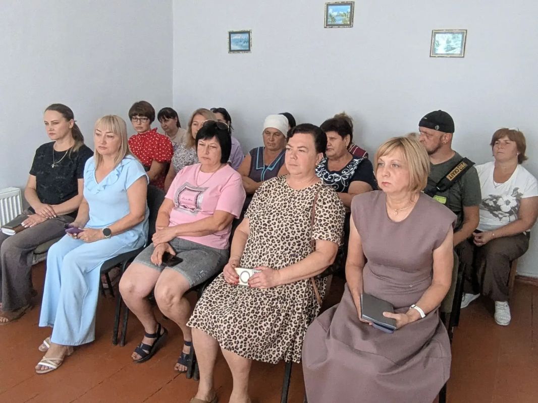 Заместитель главы Администрации Старобешевского округа Михаил Ольмезов провел встречу с гражданами села Петровское Заместитель главы Администрации Старобешевского округа Михаил Ольмезов провел встречу с гражданами села Петровское