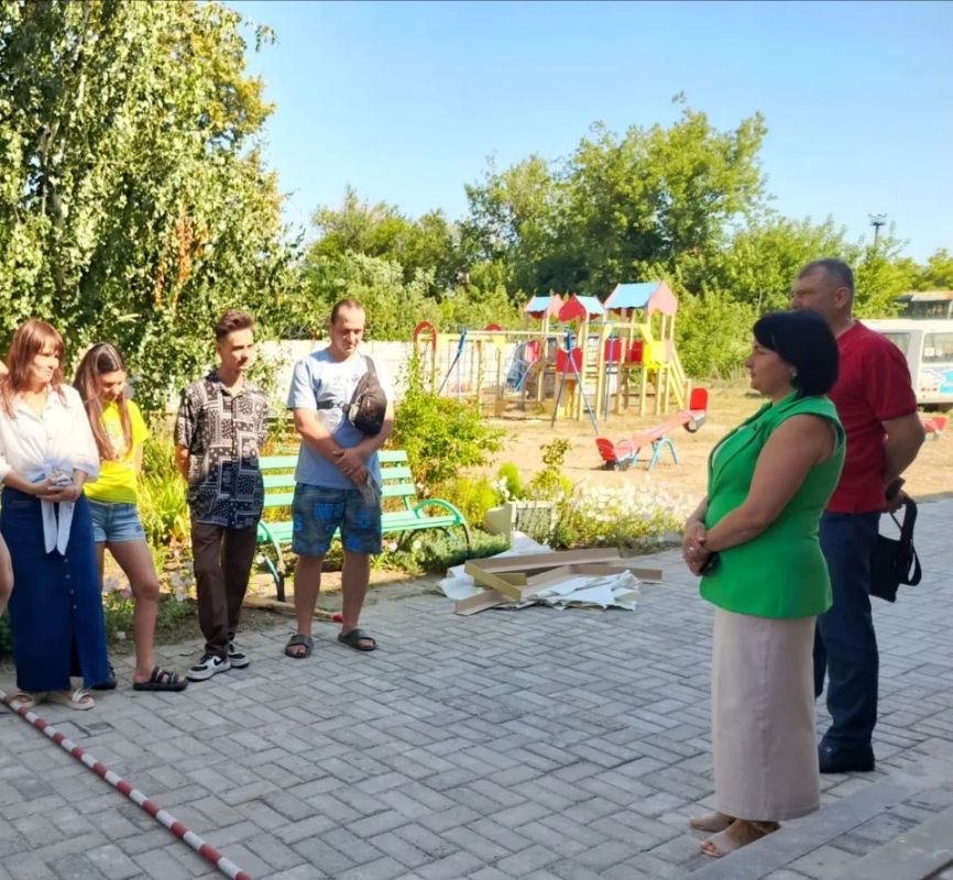 Заместитель главы администрации Волновахского муниципального округа Елена Снисаренко совместно с председателем муниципального совета Таймуразом Арсоевым провели встречу с трудовым коллективом МБУК «ВО ЦТИ «ЮНОСТЬ» Заместитель главы администрации Волновахского муниципального округа Елена Снисаренко совместно с председателем муниципального совета Таймуразом Арсоевым провели встречу с трудовым коллективом МБУК «ВО ЦТИ «ЮНОСТЬ»