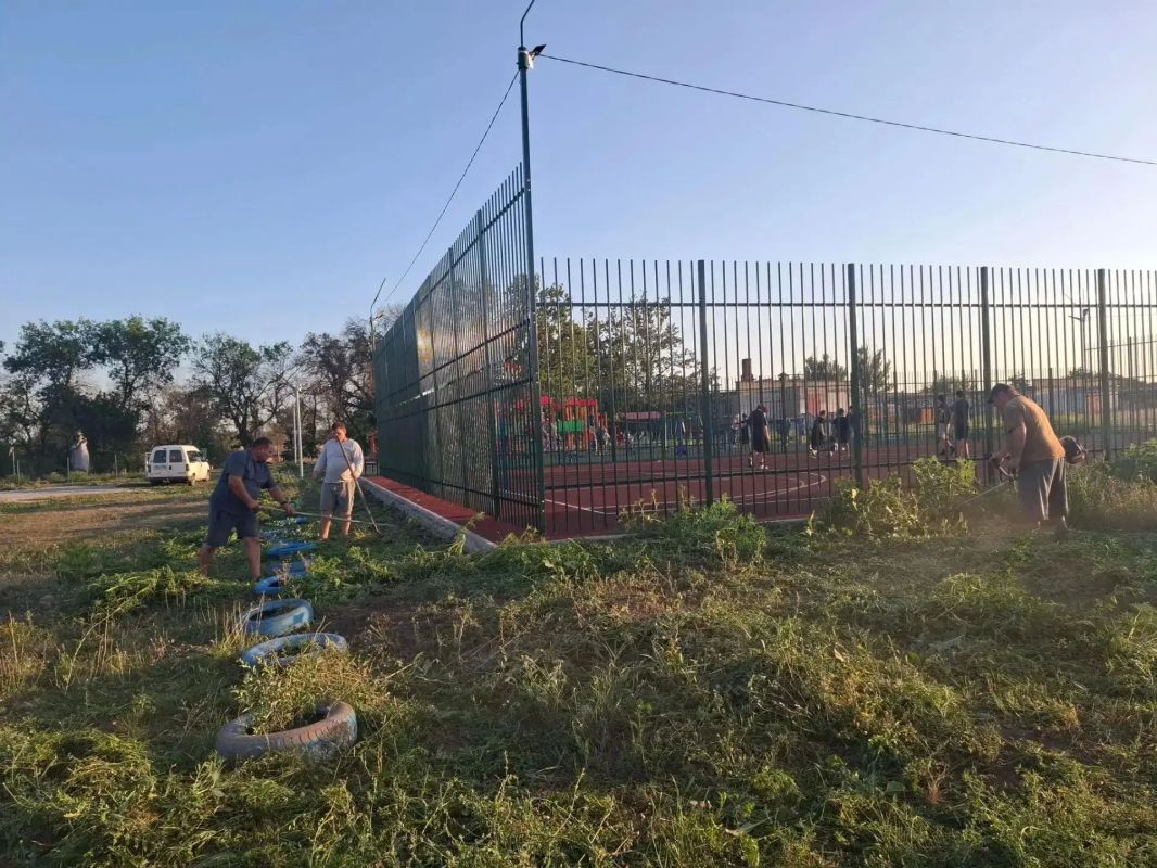 Чистота и порядок в Македоновке: субботник на детской и спортивной площадках Чистота и порядок в Македоновке: субботник на детской и спортивной площадках