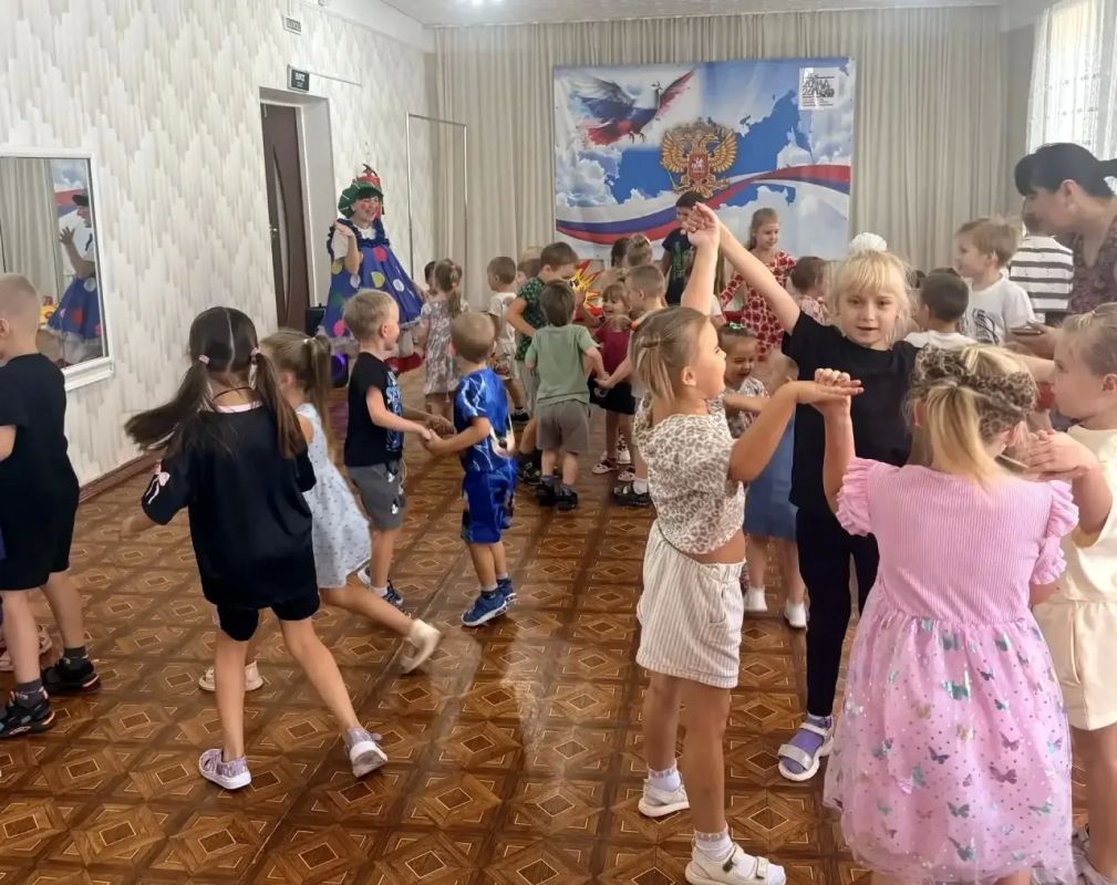 Сегодня, в ГБДОУ "Сад №20 "Ромашка" г.о. Харцызск, прошла яркая и весёлая игровая программа «Краски лета» Сегодня, в ГБДОУ "Сад №20 "Ромашка" г.о. Харцызск, прошла яркая и весёлая игровая программа «Краски лета»