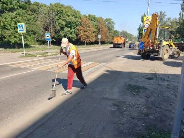 В Снежном продолжаются работы по уборке дорог