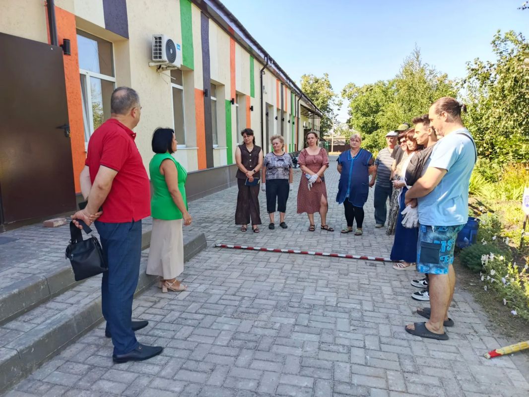 Заместитель главы администрации Волновахского муниципального округа Елена Снисаренко совместно с председателем муниципального совета Таймуразом Арсоевым провели встречу с трудовым коллективом МБУК «ВО ЦТИ «ЮНОСТЬ»