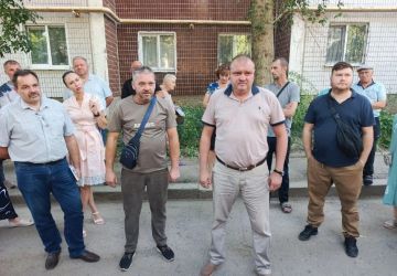 Сегодня, 19 августа 2026 года, в рамках проектов «Управдом» и "Школа ЖКХ", руководитель Управы Алексей Дмитрюк провел встречу с жителями по адресу ул. М. Козыря, 35