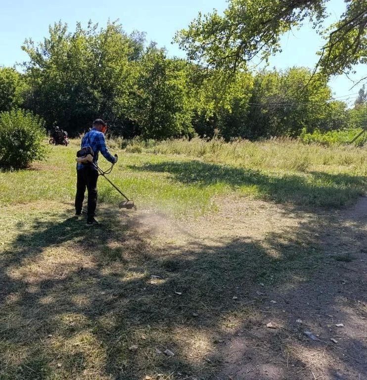 Активист Советского внутригородского района городского округа Макеевка принял участие в благоустройстве территории по улице Кирова - покосе травы Активист Советского внутригородского района городского округа Макеевка принял участие в благоустройстве территории по улице Кирова - покосе травы