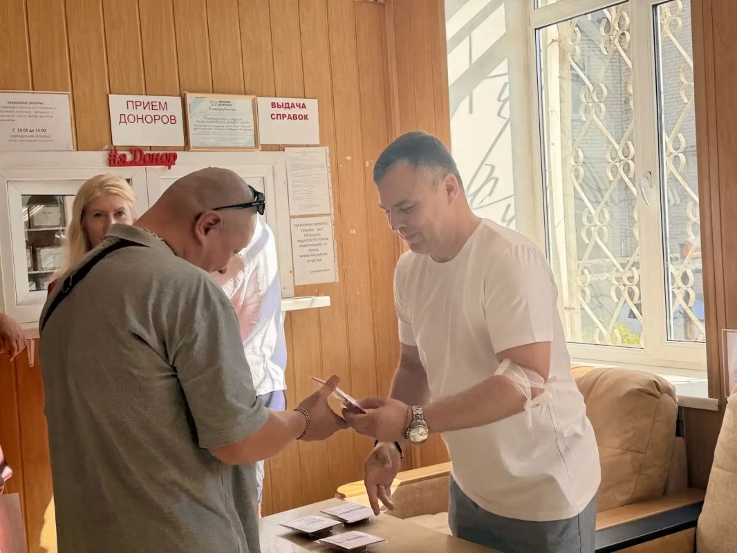 Константин Масников: Сегодня вручил удостоверения и нагрудные знаки «Почетный донор России» двенадцати жителям республики, которые безвозмездно сдавали кровь и её компоненты на протяжении многих лет Константин Масников: Сегодня вручил удостоверения и нагрудные знаки «Почетный донор России» двенадцати жителям республики, которые безвозмездно сдавали кровь и её компоненты на протяжении многих лет