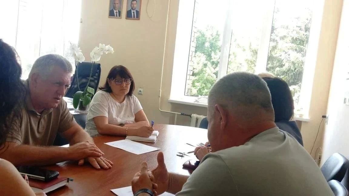 На связи с жителями Артур Гасанов вместе с активистами Народной дружины доставил в Центральную городскую больницу Харцызска 500 литров питьевой воды и две ёмкости вместимостью 2000 литров для технической воды На связи с жителями Артур Гасанов вместе с активистами Народной дружины доставил в Центральную городскую больницу Харцызска 500 литров питьевой воды и две ёмкости вместимостью 2000 литров для технической воды