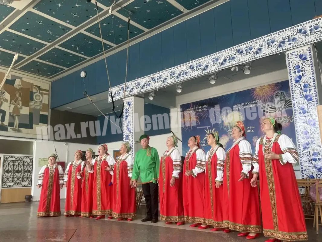 Сегодня во Дворце культуры им. А.С. Пушкина было по-настоящему тепло и душевно — там прошло яркое торжество, посвящённое светлому празднику Яблочного Спаса Сегодня во Дворце культуры им. А.С. Пушкина было по-настоящему тепло и душевно — там прошло яркое торжество, посвящённое светлому празднику Яблочного Спаса