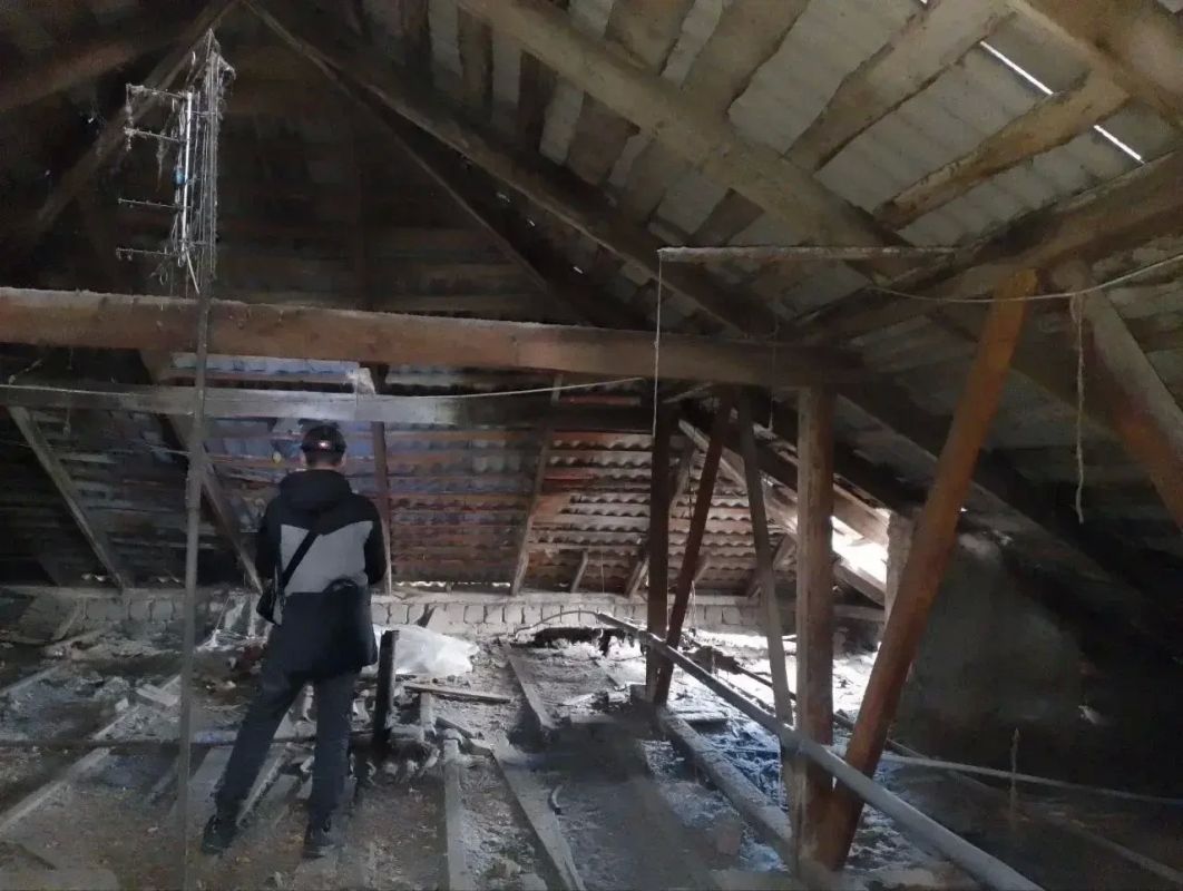При поддержке Нижегородской области специалисты обновляют кровлю дома на улице Кирова в пгт Горное