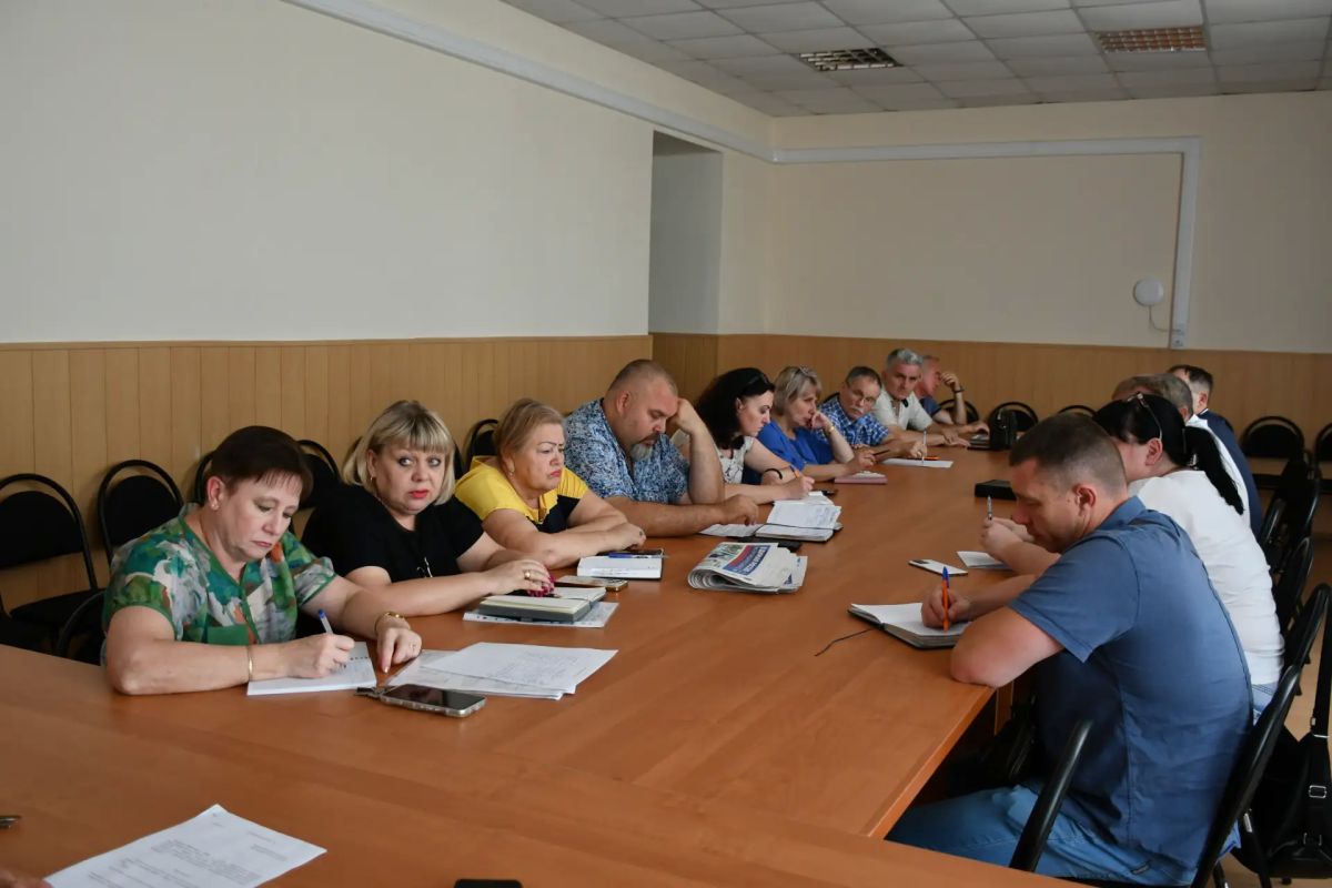 Сегодня, 19 августа, заместитель главы администрации городского округа Дебальцево Евгений Глебов провел заседание комиссии по вопросам подготовки объектов жилищно-коммунального хозяйства, социальной сферы, к работе в... Сегодня, 19 августа, заместитель главы администрации городского округа Дебальцево Евгений Глебов провел заседание комиссии по вопросам подготовки объектов жилищно-коммунального хозяйства, социальной сферы, к работе в...